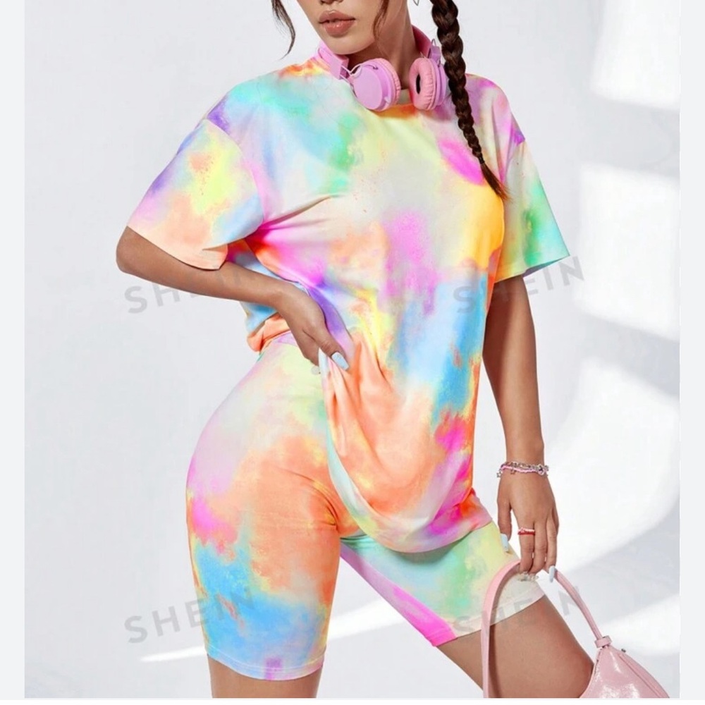🦋 2 Piece Tie-Dye Short Set from Amazon Ladies Size:L Polyester and spandex NWOT
